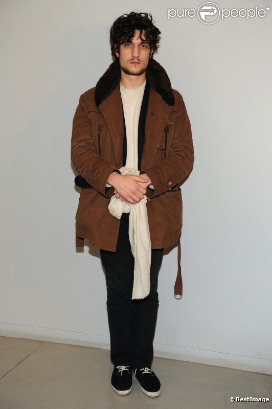 Louis Garrel assistait au défilé Giorgio Armani à Milan, le 17 janvier 2012.