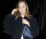 Stella McCartney quittant un club de Londres avec sa copine Kate Moss. Le 18 janvier 2012