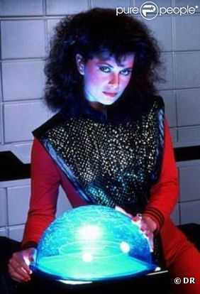 Jane Badler, alias la terrible Diana, dans la première version de la série  V .