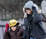 Sarah Jessica Parker affronte avec son fils James Wilkie le vent pour l\'accompagner à l\'école. New York, le 20 janvier 2012.