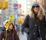Sarah Jessica Parker accompagne son fils James Wilkie à l\'école en toute simplicité. New York, le 20 janvier 2012.