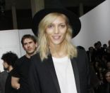 Le mannequin Anja Rubik assiste au défilé Dior Homme à Paris, le 21 janvier 2012.