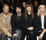Arnaud Lemaire, Yarol Poupaud, Caroline de Maigret et Anja Rubik au premier rang du défilé Dior Homme automne-hiver 2012/2013 à Paris, le 21 janvier 2012.