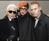 Karl Lagerfeld, Kim Ann Foxman et le DJ Andy Butler à Paris, le 21 janvier 2012.