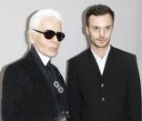 Photo de confrères : Karl Lagerfeld et Kris Van Assche à Paris, le 21 janvier 2012.