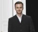 Le créateur Kris Van Assche salue les invités lors du final du défilé Dior à Paris, le 21 janvier 2012.