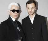 Karl Lagerfeld et le directeur artistique de Dior Homme Kris Van Assche à Paris, le 21 janvier 2012.