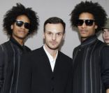 Les Twins posent avec Kris Van Assche et ses mannequins Dior Homme à Paris, le 21 janvier 2012.