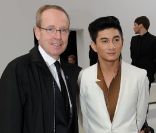 L'acteur chinois Nicholas Wu, très élégant tout en blanc, et Renaud Donnedieu de Vabres lors défilé Dior Homme à Paris, le 21 janvier 2012.