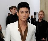 L'acteur chinois Nicholas Wu, très élégant tout en blanc lors défilé Dior Homme à Paris, le 21 janvier 2012.