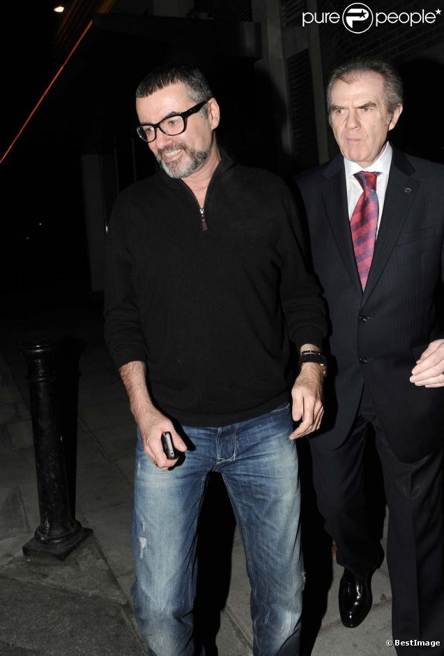 George Michael, en bien meilleure forme, après un dîner entre amis dans un hôtel de luxe de Londres, le 23 janvier 2012.