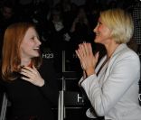 Jessica Chastain et Cameron Diaz en grande discussion au défilé Armani Privé le 24 janvier à Paris