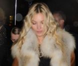 Kate Moss ose le gilet en fourrure épais sur une petite robe brodée pour assister à la soirée Prada à Paris, le 24 janvier 2012. 