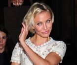 Cameron Diaz en robe Valentino et escarpins Pigalle de Christian Louboutin, assistait au défilé haute couture Valentino à Paris, le 25 janvier 2012. 