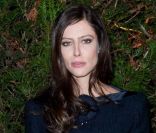 L'actrice Anna Mouglalis, invitée au gala annuel organisé par le Sidaction et la Fédération Française de la Couture, brillait dans un ensemble Chanel haute couture, collection printemps-été 2012. Paris, le 26 janvier 2012. 