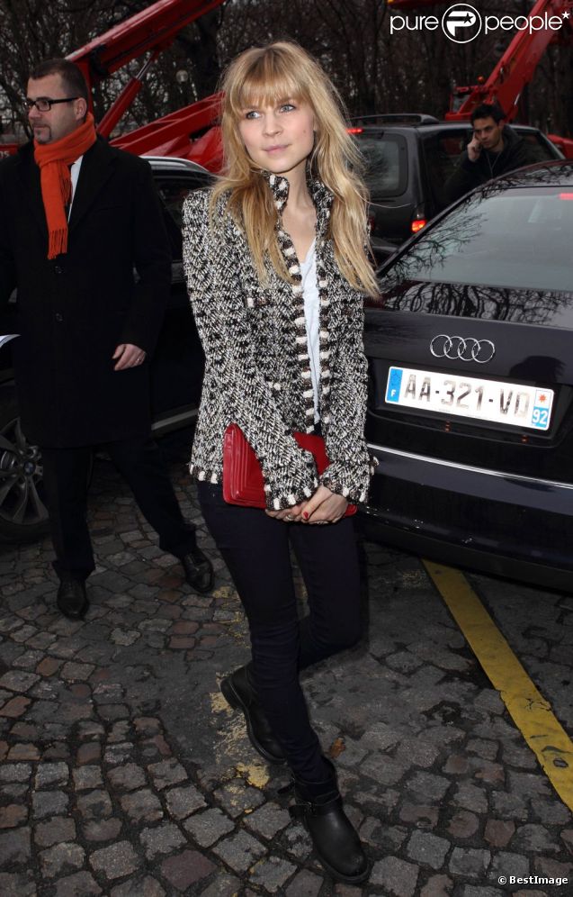 L'actrice Clémence Poésy, naturellement radieuse lors de son arrivée au Grand Palais pour le défilé haute couture Chanel. Paris, le 24 janvier 2012. 
