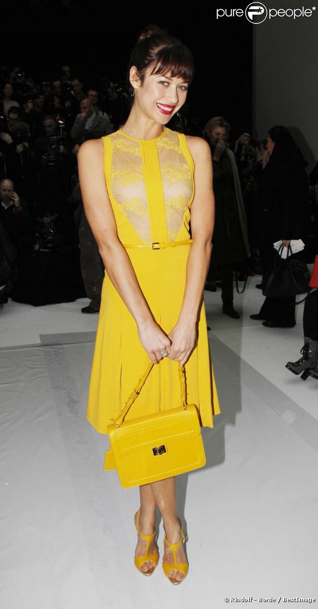 L'actrice et mannequin Olga Kurylenko, fatale dans une robe Elie Saab printemps-été 2012 pour assister au show haute couture du créateur libanais. Paris, le 25 janvier 2012. 