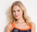 La nouvelle bombe brésilienne s'appelle Elisandra Tomacheski, et elle pose avec sensualité pour Nordstorm. 