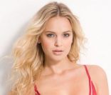 La déesse brésilienne Elisandra Tomacheski, sexy et érotique en lingerie pour Nordstorm.