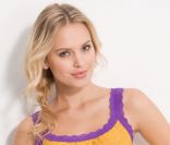 La déesse du Brésil Elisandra Tomacheski, sensuelle à souhait dans cette ensemble en dentelle jaune et mauve pour Nordstorm.