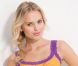 La déesse du Brésil Elisandra Tomacheski, sensuelle à souhait dans cette ensemble en dentelle jaune et mauve pour Nordstorm.