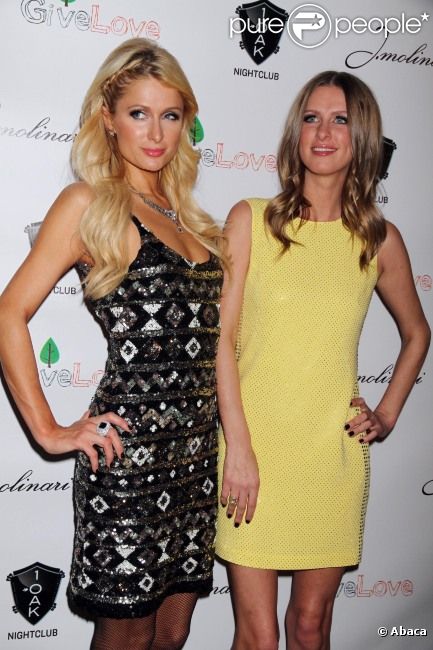 Paris et Nicky Hilton lors de la soirée caritative pour l'association Givelove.org au club 1 OAK à Las Vegas, le 27 janvier 2012