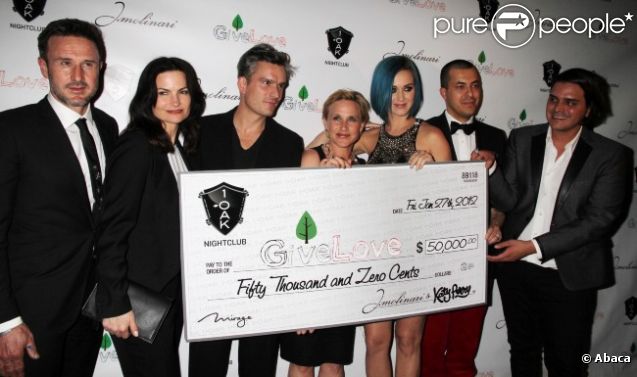 Katy Perry, David Arquette et Balthazar Getty lors de la soirée caritative pour l'association Givelove.org au club 1 OAK à Las Vegas, le 27 janvier 2012