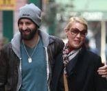 Katherine Heigl et son mari Josh Kelley visitent les puces de Saint-Ouen à Paris le 29 janvier 2012