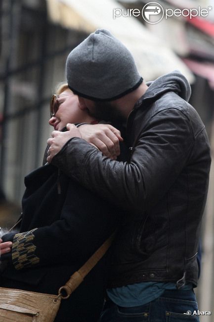 Katherine Heigl et son mari Josh Kelley : plus amoureux que jamais lorsqu'ils visitent les puces de Saint-Ouen à Paris le 29 janvier 2012