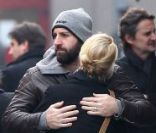 Katherine Heigl : gros câlin avec son mari Josh Kelley sur le marché aux puces de Saint-Ouen, acocmpagnés de la mère de Katherine le 29 janvier 2012 