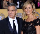 Stacy Keibler, absolument superbe en Marchesa et au bras de son compagnon George Clooney. Los Angeles, le 29 janvier 2012.