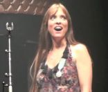 Surprise et émue, Lynda Lemay n'en revient pas, à L'Olympia, à Paris, le 30 janvier 2012.