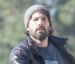 Ben Affleck, la tête dans les nuages, se fait promener par son chien