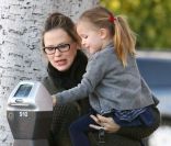A quelques jours de son accouchement, Jennifer Garner reste toujours aussi active à Los Angeles le 3 février 2012