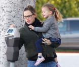 Seraphina aide sa maman à payer le ticket du parcmètre à Los Angeles le 3 février 2012