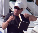 Un peu de lecture pour se détendre : Michael J. Fox à Saint-Barthélemy, le 4 février 2012.