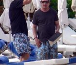 Michael J. Fox et un ami au bord d'une piscine à Saint-Barthélemy, le 4 février 2012.