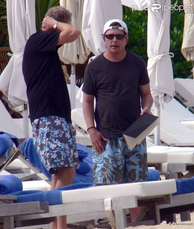 Michael J. Fox et un ami au bord d'une piscine à Saint-Barthélemy, le 4 février 2012.