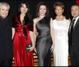 Claude Lelouch et sa compagne, Patrick Timsit et Myriam Ullens de Schooten lors de la soirée de Gala de la 29ème nuit des neiges, à Crans-Montana, en Suisse, le 4 février 2012