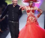    Les muses de Jean Paul Gaultier   
 Sur le podium en compagnie de Jean Paul 