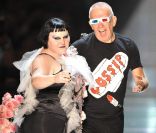    Les muses de Jean Paul Gaultier   
 Ils s'amusent comme des fous ces deux-là 