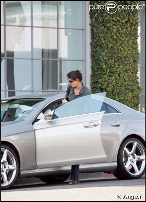 Teri Hatcher prend place au volant de sa Mercedes