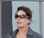 Teri Hatcher range ses sacs dans la voiture