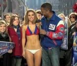 Maria Menounos : la présentatrice sexy perd un pari et se déshabille en direct