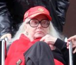 Le prince Frédéric Von Anhalt accompagne son épouse Zsa Zsa Gabor en  fauteil roulant chez le médecin à Beverly Hills en janvier 2010