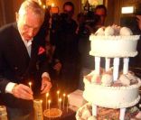 Frederic Von Anhalt prend la pose près du gâteau lors de l'anniversaire de Zsa Zsa Gabor (95 ans) chez elle à Los Angeles le 6 février 2012 