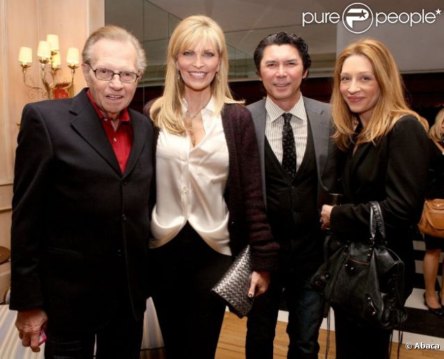 Larry King, son épouse Shawn et Lou Diamonds Phillips lors de l'anniversaire de Zsa Zsa Gabor (95 ans) chez elle à Los Angeles le 6 février 2012 