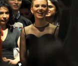 Scarlett Johansson accompagnée de son frère a participé au lancement du programme Runway to win pour soutenir Barack Obama dans sa candidature à la présidentielle américaine. New York le 7 février 2012