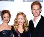 Madonna entourée des acteurs de son film  W.E ., Andrea Riseborough et James D'Arcy, à Londres, le 23 octobre 2011.