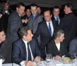 François Hollande à l'approche pour saluer Nicolas Sarkozy au dîner du CRIF, à Paris, le 8 février 2012.